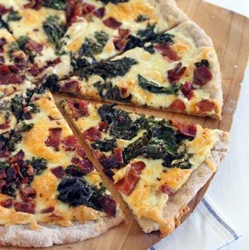 This Bacon and Kale Pizza is topped with super crispy kale and bacon pieces. This recipe comes together with only 5 ingredients in under 30 minutes!