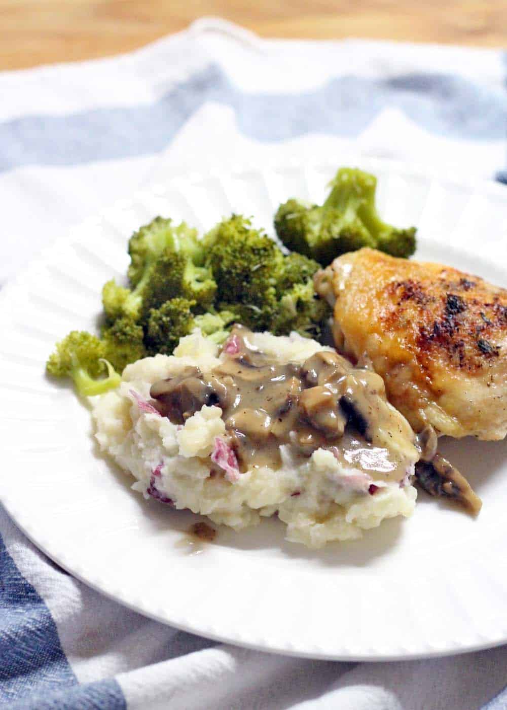 This mushroom gravy is AMAZINGLY easy to make and super tasty. Perfect for Thanksgiving, and vegan/vegetarian friendly!