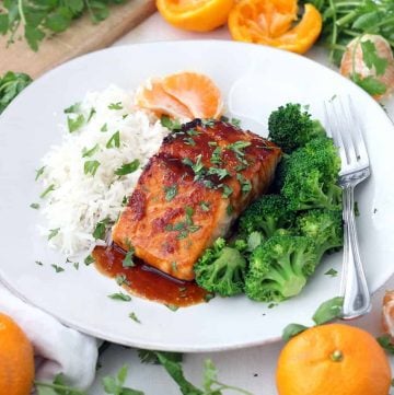 This colorful and healthy Mandarin Orange Glazed Salmon takes only 15 minutes to make and is broiled to perfection to create a sticky, thick glaze on top and keep the salmon moist and flaky. #Salmon #BroiledSalmon #MandarinOrange #SalmonRecipes #HealthyDinner #FastDinner #EasyRecipes